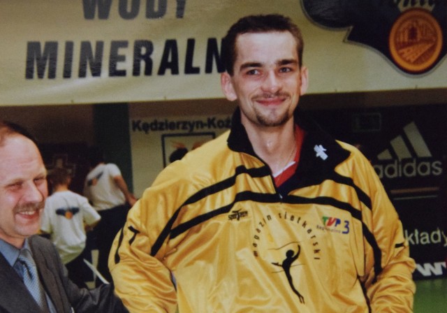 Sebastian Świderski to niezwykle zasłużona postać dla rozwoju siatkówki w Kędzierzynie-Koźlu. Obecnie jest prezesem miejscowej Grupy Azoty ZAKSA, a wcześniej pracował na chwałę klubu jako zawodnik, drugi trener oraz pierwszy szkoleniowiec. Postanowiliśmy Wam przypomnieć nieco jego zdjęć z lat 2000-2003, kiedy to był wiodącą postacią zespołu znanego wówczas pod nazwą Mostostal Azoty.
