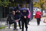 Toruń: Policja i straż miejska sprawdzają noszenie maseczek i zachowywanie dystansu