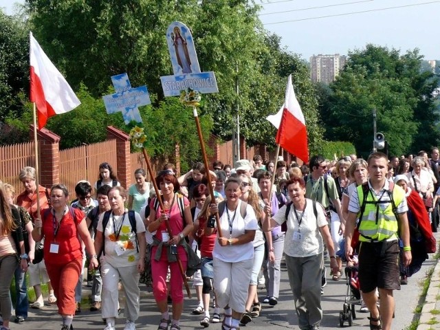 Grupa 1 starachowickiej pielgrzymki idzie do Częstochowy z wizerunkiem Świętej Barbary.