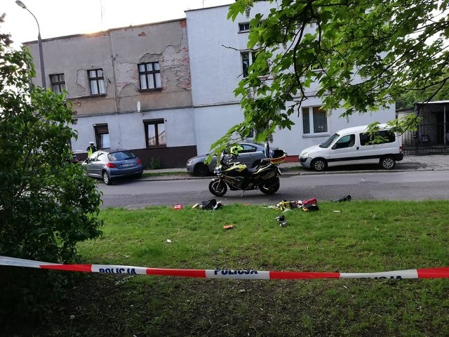 W niedzielę, 19.05.2019, na ul. Leszczyńskiego w Bydgoszczy doszło do potrącenia rowerzysty. Dziecko w ciężkim stanie zostało zabrane do szpitala. Niestety jego życia nie udało się uratować.Policja otrzymała wezwanie około godziny 18.00 - potwierdza zdarzenie st. asp. Piotr Duziak z zespołu prasowego Komendy Wojewódzkiej Policji w Bydgoszczy. Ofiarą jest 11-letni chłopiec. Po wypadku ratownicy medyczni prowadzili resuscytację, na miejscu pojawił się m.in. motoambulans. Dziecko w ciężkim stanie zostało zabrane do szpitala. Świadkowie zdarzenia chwalą bardzo sprawnie przeprowadzoną akcję.- Niestety jego życia nie udało się uratować - potwierdza w rozmowie z nami podkom. Lidia Kowalska. Policja bada okoliczności zdarzenia. - Mężczyzna, który prowadził pojazd był trzeźwy. (sier)Flesz - wypadki drogowe. Jak udzielić pierwszej pomocy?