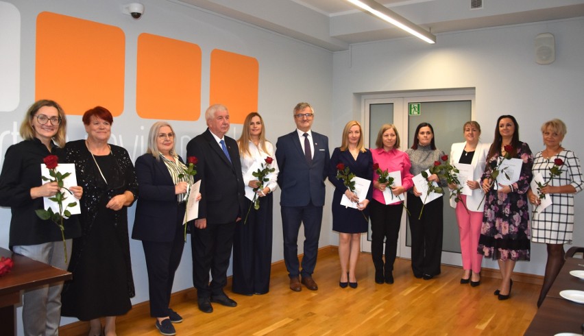 Nauczyciele uhonorowani przez starostę Tadeusza Sobola...
