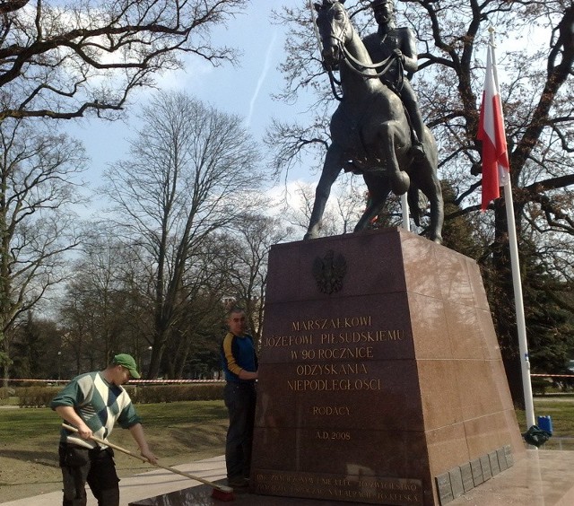 Zmorzyński Henryk i Janchowski Jan wyrywają chwasty w przyległym do pomnika parku.