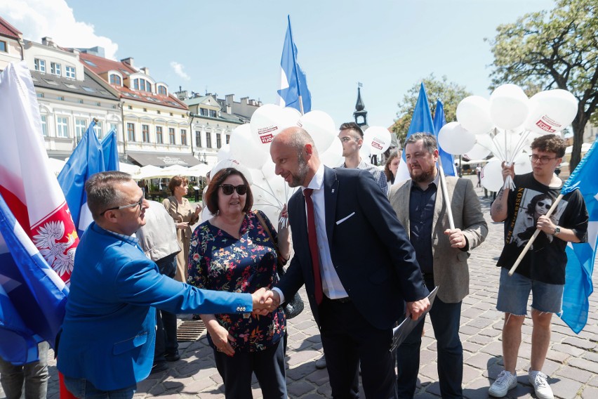 Konrada Fijołka wsparli znani polscy samorządowcy. Przed...