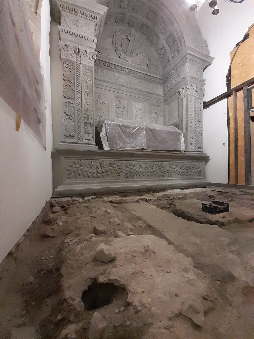 Komorę grobową znaleziono przy południowej ścianie kaplicy....