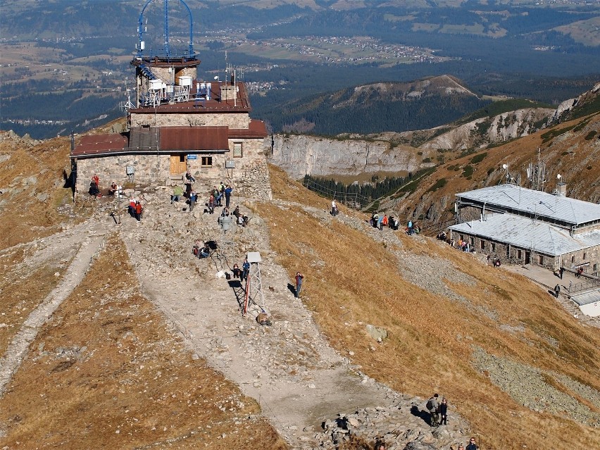 Turyści podczas wspinaczki na Kasprowy Wierch.