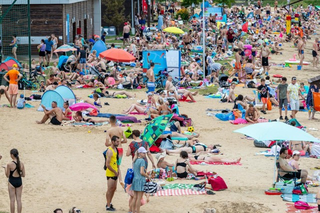 Pogoda w sobotę sprzyjała plażowaniu. Wielu białostoczan ochłody szukało na plaży w Dojlidach