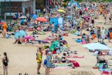 Upalna sobota w Białymstoku. Mieszkańcy szukali wytchnienia nad zalewem w Dojlidach. Plaża przeżywała oblężenie