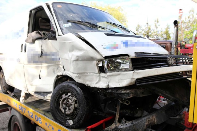 Uszkodzony transporter wieziony na lawecie pomocy drogowej.