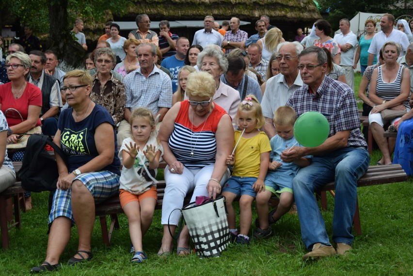 Szymbark. XV Panorama Kultur. W skansenie głośno gra muzyka, jest mnóstwo ludzi, są stoiska z rękodziełem, gospodynie częstują pysznościami