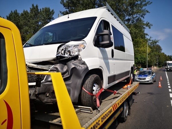 Na alei Armii Krajowej w Koszalinie po południu doszło do kolizji dwóch samochodów osobowych. Na miejscu pracują jeszcze służby drogowe. Przyczyny zdarzenia na razie nie są znane. Ustala je policja. Zobacz także: Prace przy al. Armii Krajowej