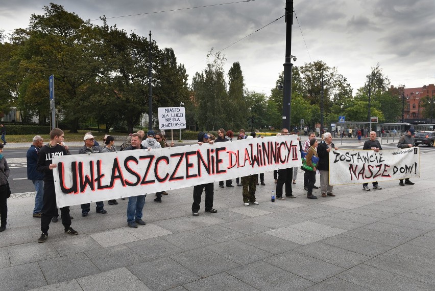 Mieszkańcy Winnicy protestowali przed salą na Jordankach [ZDJĘCIA]