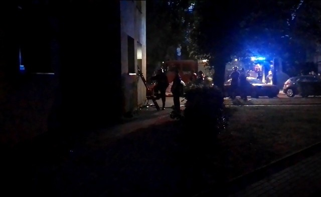 Zgłoszenie o pożarze przy ul. Sukiennej w Białymstoku wpłynęło do Centrum Powiadamiania Ratunkowego o godz. 21:28. Na miejsce wysłano łącznie 4 jednostki straży, policję i pogotowie.