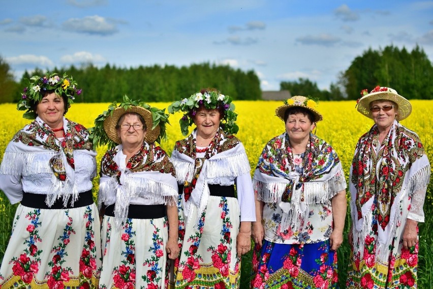 Wierzbica: Wyjątkowy prezent na Dzień Matki. Wiosenna sesja fotograficzna w złocistych łanach rzepaku