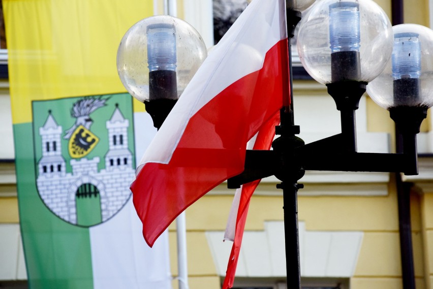 Zielona Góra. 2 maja obchodzimy Święto Flagi Rzeczypospolitej Polskiej. Skąd się wzięło to święto i jak je obchodzić? | ZDJĘCIA