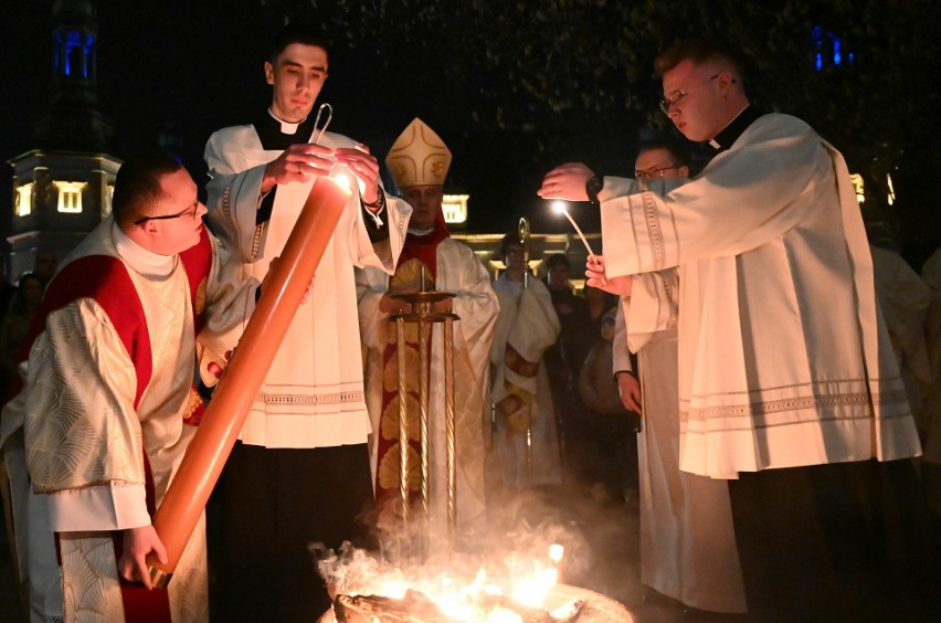 Liturgia światła rozpoczęła Wigilię Paschalną w Bazylice...
