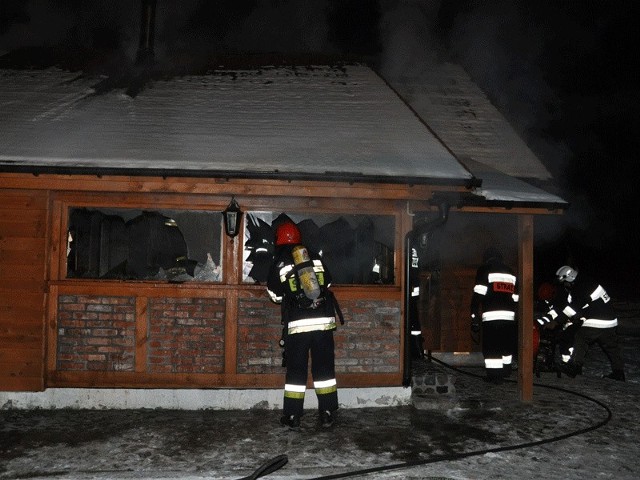 Pożar w zajeździe gasili zawodowi strażacy i ochotnicy z OSP. 