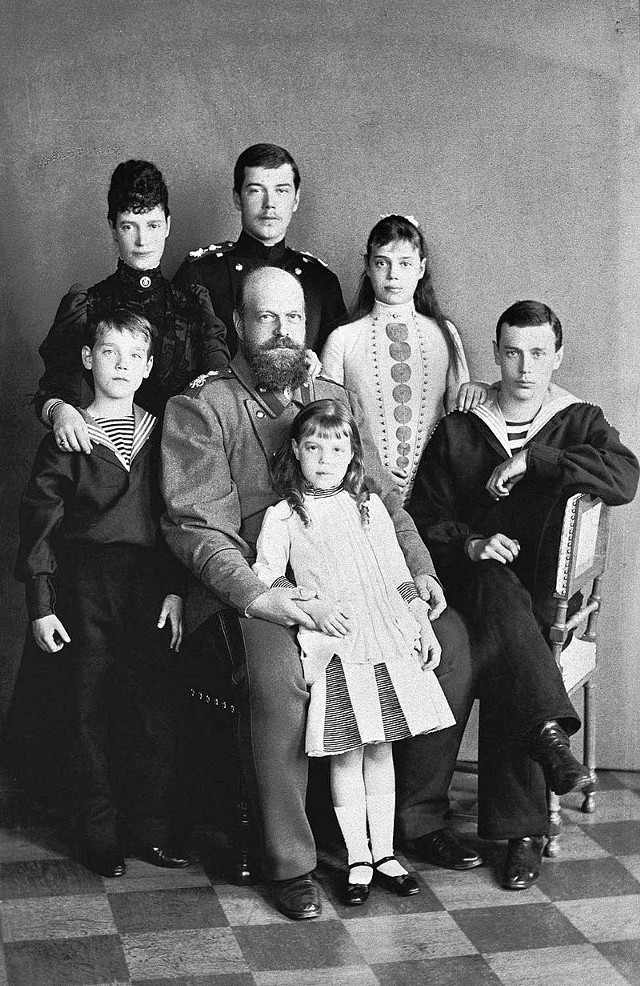 Przyszły car Mikołaj II z rodziną (stoi w środku tylnego rzędu)  z rodzicami i rodzeństwem