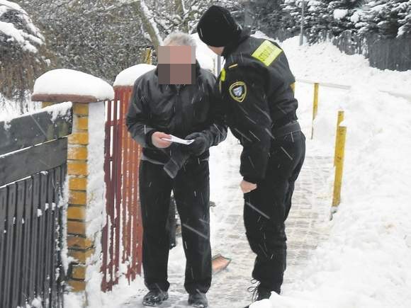 Wczoraj strażnicy odwiedzali posesje i pouczali mieszkańców, co grozi w razie zaniedbania obowiązku usuwania śniegu