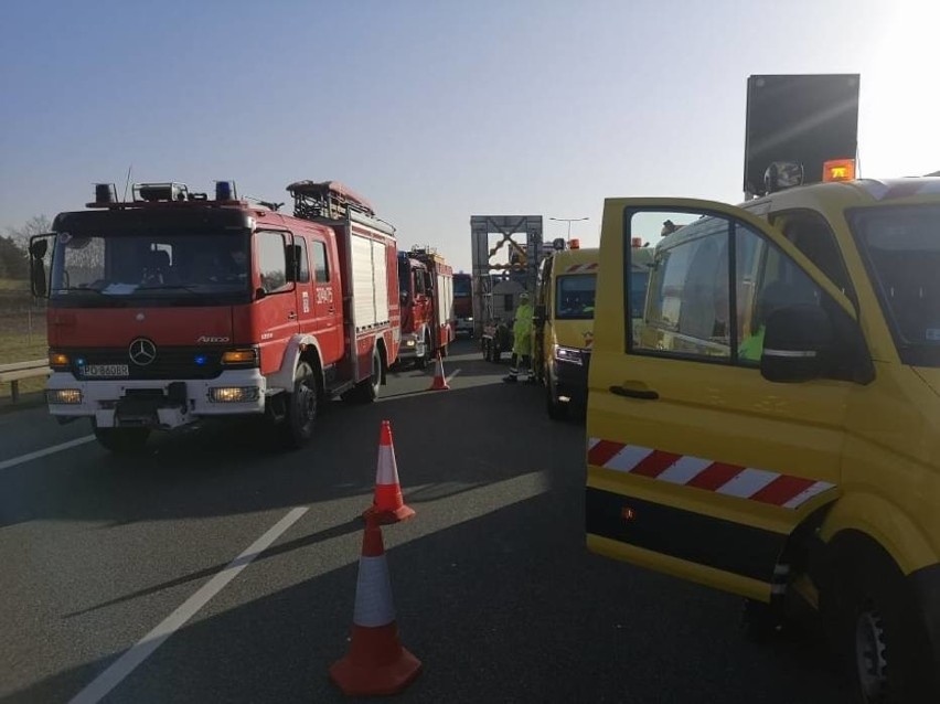 O wypadku na A2 informują poznańscy i wielkopolscy strażacy....