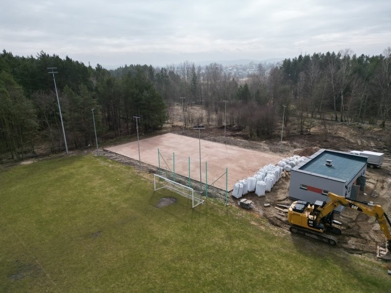 Budowa nowoczesnego kompleksu sportowego przy szkole podstawowej w Piekoszowie dobiega końca. Zobacz zdjęcia