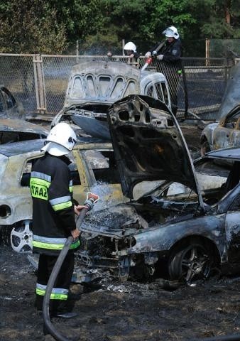 Pożar pochłonął ponad 20 samochodów [wideo i zdjęcia]