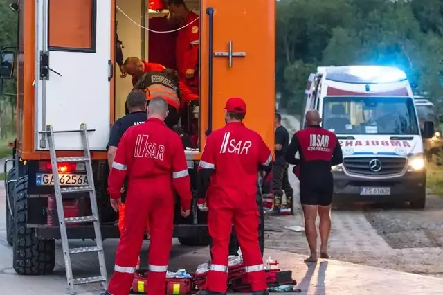 Akcję reanimacyjną jednej z kobiet prowadzono w samochodzie Morskiej Służby Poszukiwania i Ratownictwa