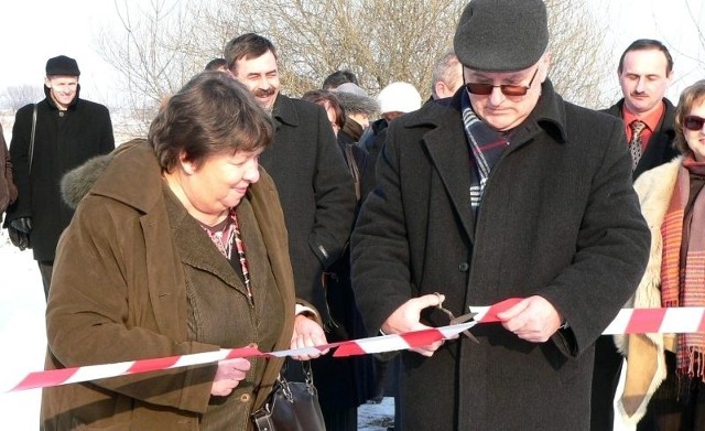 Ostatnie cięcia podczas otwarcia stacji wodociągowej należały do przewodniczącej Rady Gminy Małgorzaty Matusik i wójta Wiktora Kwasa.