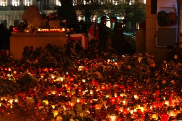 Radomianie składają hołd prezydentowi w Warszawie (zdjęcia)