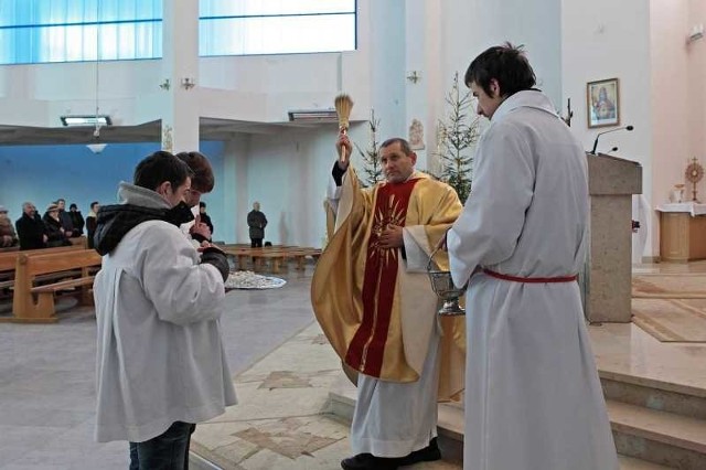 W pińczowskim kościele pod wezwaniem Miłosierdzia Bożego &#8211; ksiądz Stanisław Kudełka poświęcił kawałeczki kredy, które po mszy rozdano wiernym uczestniczącym w liturgii. 