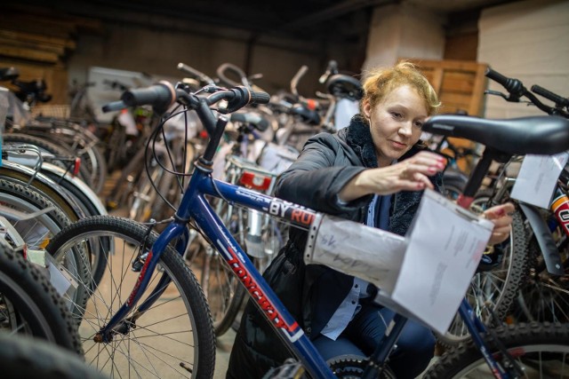 Kilkaset rowerów czeka na swoich właścicieli w magazynie Biura Rzeczy Znalezionych, przy ul. Grudziądzkiej. Biuro działa przy ul. Jezuickiej 6a/2a - tam powinniśmy się zgłosić, jeśli szukamy swojej zguby lub znaleźliśmy wartościowy przedmiot i chcemy, by trafił do prawowitego właściciela. Znalezione pieniądze, dokumenty czy telefony bydgoszczanie często też zanoszą na komisariaty policji. To także dobry pomysł, choć wiele z tych przedmiotów mundurowi i tak przekażą do Biura Rzeczy Znalezionych.Wśród nietypowych przedmiotów, które zgubiono w Bydgoszczy w ostatnim czasie są, m.in. sygnet, uwierzytelnione tłumaczenie dokumentów z języka niemieckiego na polski, panel klimatyzacji do auta. Co roku najwięcej trafia tu znalezionej gotówki, kluczyków do auta, rowerów i biżuterii. Ta ostatnia trafia tu najczęściej ze szpitali, gdzie zgubili ją pacjenci. Biuro aktywnie szuka właścicieli. Współpracuje z policją, strażą miejską, operatorami sieci komórkowych.Pełna lista przedmiotów dostępna jest na stronie www. bip.um.bydgoszcz.pl oraz wywieszona w urzędzie miasta (przy ul. jezuickiej i Grudziądzkiej).