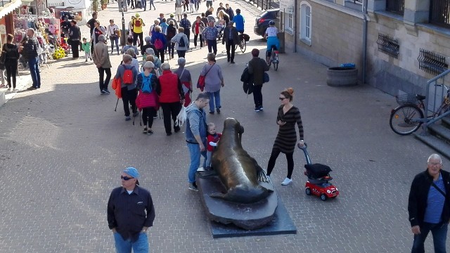 Niedzielna słoneczna pogoda sprawiła, że wielu mieszkańców Koszalina i okolic, a także turystów wyruszyło do Mielna, by pospacerować po plaży przy szumie fal. Nie zabrakło nawet miłośników plażowania, którzy rozstawili na piasku leżaki i parawany. Zobacz także: Mielno. Ratownicy pożegnali sezon tradycyjnie "białymi delfinami"