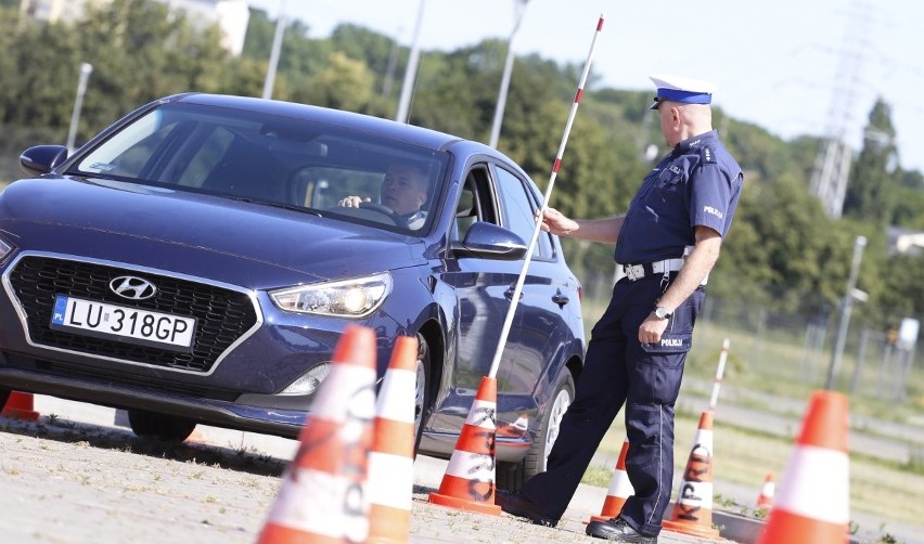 Najlepszy policjant ruchu drogowego w woj. lubelskim 2019. Asp. sztab. Mariusz Mucha pokonał ponad 20 innych funkcjonariuszy. Zobacz zdjęcia