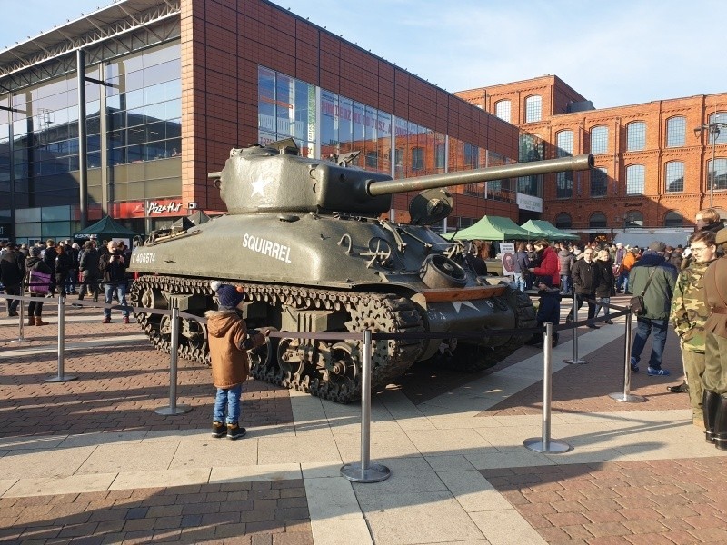 Święto Niepodległości w Łodzi. Czołg M4 Sherman i parada grup rekonstrukcyjnych