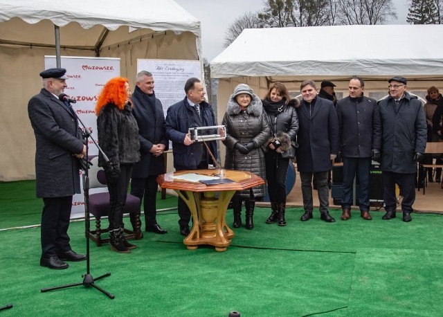 Uroczystość wmurowania kamienia węgielnego pod budowę nowej siedziby Zespołu Szkół Drzewnych i Leśnych w Garbatce-Letnisku.