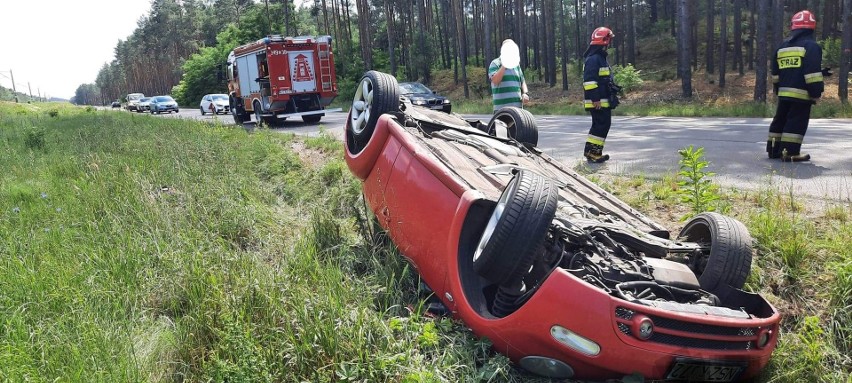 Dachowanie volkswagena w Górach gm. Goworowo, 25.06.2022. Zdjęcia