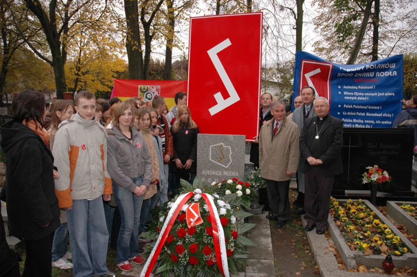 Grób Janiny Kłopockiej znajduje się na cmentarzu komunalnym...