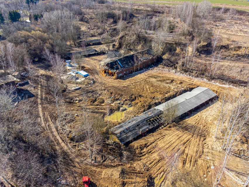 Ruiny cegielni przy ul. Głównej ogrodzone blachą. Co tam się dzieje? "Trwają jakieś dziwne ruchy" [ZDJĘCIA Z DRONA]