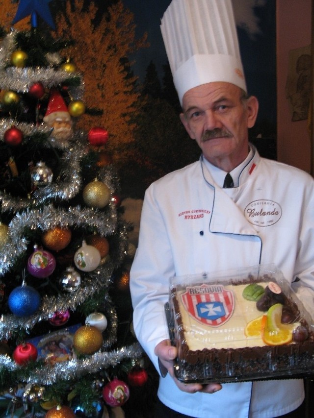 Pan Ryszard Kret prezentuje wykonany przez siebie tort.