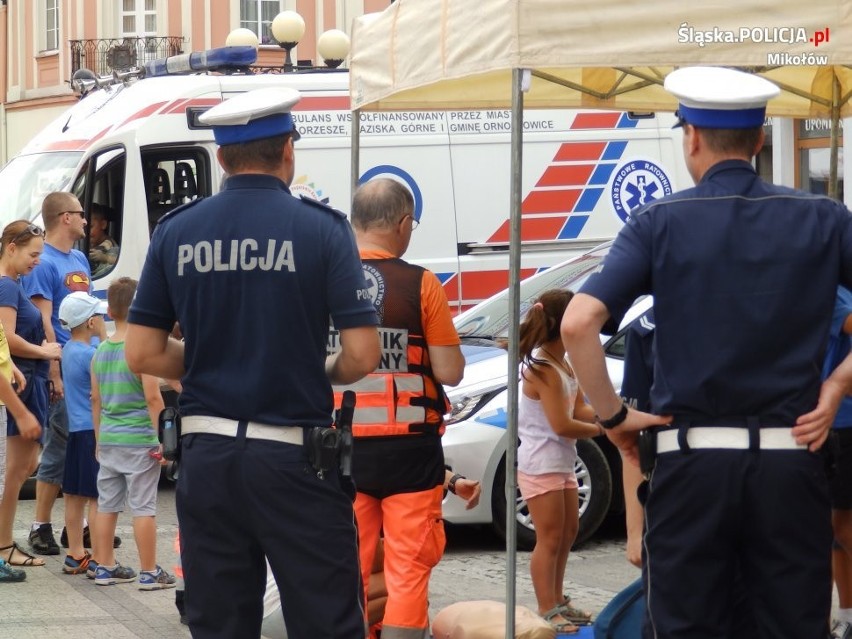 Jak zachować się zachować się w miejscu wypadku? Policja dała pokaz