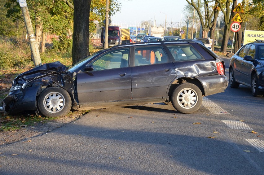 Wrocław: Wypadek na ul. Kosmonautów. Tramwaj linii 20 zderzył się z audi (ZDJĘCIA)