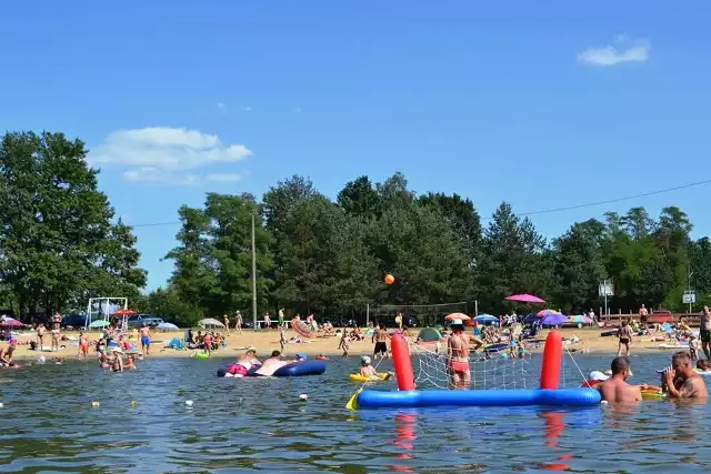 Kakałko - Zalew Podlesie Dębowe koło ŻabnaDostępna wypożyczalnia rowerów, plac zabaw, brodzik dla dzieci; boiska do piłki siatkowej i badmingtona, małe boisko do piłki nożnej (sprzęt do wypożyczenia na zalewie), małe zjeżdżalnie wodne dla dzieci, kule wodne i lądowe tzw. zorbing, trampolina dla dzieci, siatkówka wodna, siatkówka plażowa, 2 bary na obiekcie, huśtawki Wypożyczalnia parasoli i leżaków oraz bardzo duża piaskownica.W weekendy imprezy z muzyką na żywo. Kąpielisko czynne do końca września.