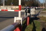 Groźnie na przejeździe kolejowym. Autobus MPK musiał wyłamać rogatki 