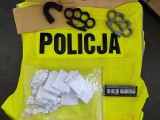 Policjanci podczas nocnego patrolu zatrzymali w Łodzi pseudokibica ŁKS-u. W jego samochodzie znaleźli kastety i marihuanę. Co mu grozi?