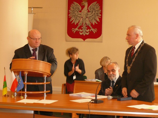 Ostatnia sesja, na której prezydent Andrzej Szlęzak i przewodniczący Stanisław Cisek przekazali sobie kurtuazyjne uprzejmości.