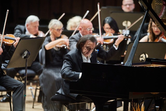 Podczas wieczoru inaugurującego nowy sezon artystyczny Filharmonii Łódzkiej II Koncert fortepianowy f-moll Fryderyka Chopina zagrał francuski pianista Marc Laforêt