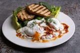 Çilbir, czyli jajko po turecku. Pomysł na nietypowe śniadanie lub kolację. To danie szturmem zdobywa fanów! [PRZEPIS]
