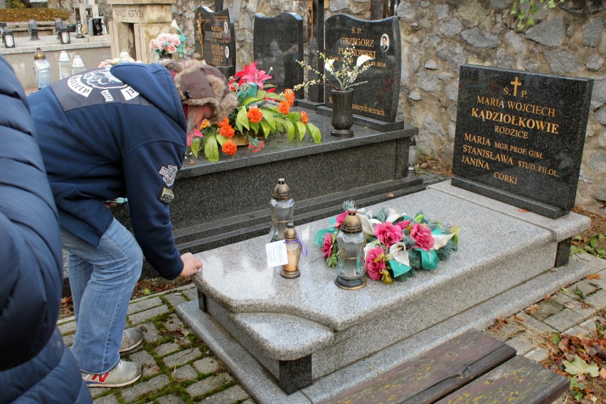 Uczniowie tarnobrzeskiego "Kopernika" pamiętają o zmarłych nauczycielach. Posprzątali ich groby