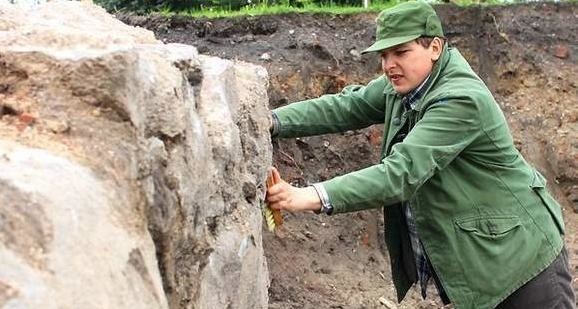 Archeolog Łukasz Trzciński kończy pracę przy murach