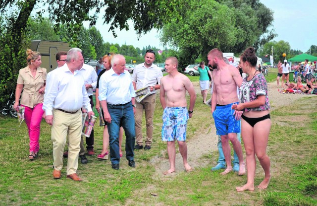 W niedzielę plażowicze nad Jeziorem Tarnobrzeskim mogli spotkać polityka i lidera lewicy Leszka Millera.