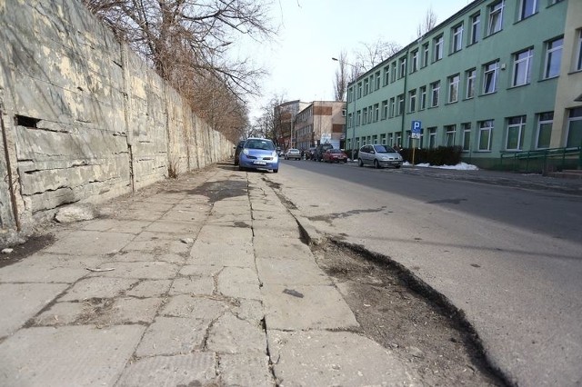 Pełnia dziur, ze zniszczonym chodnikiem i paskudnym murem &#8211; tak wygląda ulica Domagalskiego w Radomiu. Obok znajduje się jeden z ważniejszych urzędów &#8211; Starostwo Powiatowe.